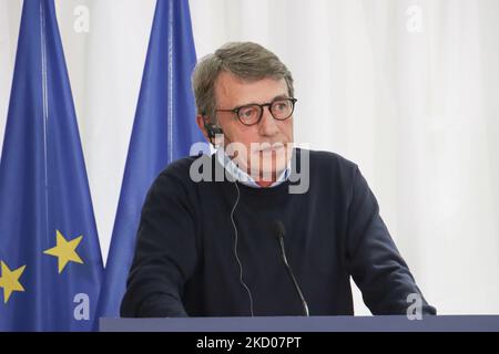 (NOTE DE LA RÉDACTION : PHOTO DU DOSSIER) - le président du Parlement européen, David Sassoli, meurt à l'âge de 65 ans. - Sur la photo, le président du Parlement européen, David Maria Sassoli, tient une conférence de presse à Kastanies, à la frontière entre la Grèce et la Turquie, sur 3 mars 2020, dans le contexte d'une vague de migration en provenance de la Turquie voisine. - L'UE a envoyé ses plus hauts fonctionnaires en Turquie et en Grèce sur 3 mars dans un climat de préoccupation face à une nouvelle crise des migrants et d'allégations selon lesquelles Ankara essayait de « chantage » sur le bloc en ouvrant ses frontières à des milliers de réfugiés essayant d'atteindre l'Europe. (Photo de Nicolas Economou/NurPhoto) Banque D'Images