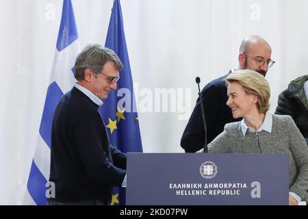 (NOTE DE LA RÉDACTION : PHOTO DU DOSSIER) - le président du Parlement européen, David Sassoli, meurt à l'âge de 65 ans. - Sur la photo, David Sassoli, président du Parlement européen, et Ursula von der Leyen, président de la Commission européenne. Le président David Maria Sassoli tient une conférence de presse à Kastanies, à la frontière entre la Grèce et la Turquie, sur 3 mars 2020, dans le contexte d’une vague de migration en provenance de la Turquie voisine. - L'UE a envoyé ses plus hauts fonctionnaires en Turquie et en Grèce sur 3 mars dans un climat de préoccupation face à une nouvelle crise des migrants et d'allégations selon lesquelles Ankara essayait de « chantage » sur le bloc en ouvrant ses frontières à l'absurde Banque D'Images