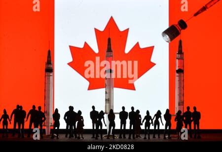 Photo d'illustration de seringues médicales et de petites figurines de personnes en file d'attente pour le rappel du vaccin Covid-19, devant un drapeau canadien affiché sur un écran d'ordinateur. Mardi, 11 janvier 2021, à Edmonton, en Alberta, Canada. (Photo par Artur Widak/NurPhoto) Banque D'Images