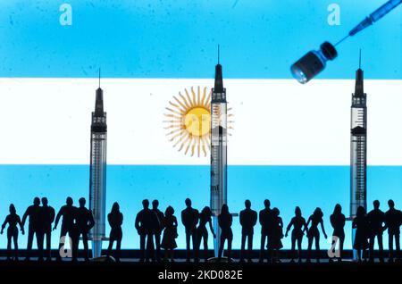 Photo d'illustration de seringues médicales et de petites figurines de personnes en file d'attente pour le rappel du vaccin Covid-19, devant le drapeau de l'Argentine affiché sur un écran d'ordinateur. Mardi, 11 janvier 2021, à Edmonton, en Alberta, Canada. (Photo par Artur Widak/NurPhoto) Banque D'Images