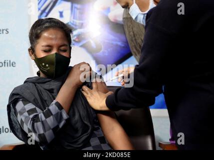 Un enfant de la rue réagit alors qu'il prend un vaccin lors d'un camp de vaccination pour les enfants de la rue à partir de 15-17 ans à l'occasion du 159th anniversaire de Swami Vivekananda dans le cadre d'une urgence du coronavirus à Kolkata, en Inde, le 12 janvier 2022. (Photo par Indranil Aditya/NurPhoto) Banque D'Images