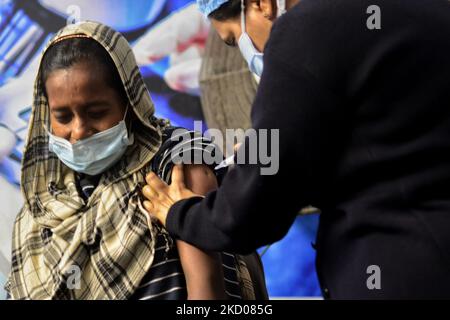 Un enfant de la rue réagit alors qu'il prend un vaccin lors d'un camp de vaccination pour les enfants de la rue à partir de 15-17 ans à l'occasion du 159th anniversaire de Swami Vivekananda dans le cadre d'une urgence du coronavirus à Kolkata, en Inde, le 12 janvier 2022. (Photo par Indranil Aditya/NurPhoto) Banque D'Images