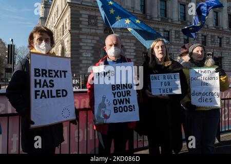 LONDRES, ROYAUME-UNI - le 12 JANVIER 2022 : des manifestants tiennent des pancartes devant les chambres du Parlement tandis que le Premier ministre britannique Boris Johnson assiste aux réunions hebdomadaires des députés à la Chambre des communes sur 12 janvier 2022, à Londres, en Angleterre. Boris Johnson a admis avoir assisté à la fête de jardin No 10 le 20 mai 2020, à une époque où des mesures strictes de confinement de Covid-19 étaient en place. (Photo de Wiktor Szymanowicz/NurPhoto) Banque D'Images