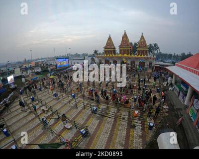 Barricade à l'extérieur du temple de Kapil Mui pour maintenir le protocole COVID pour les pèlerins de Sagar à l'approche du festival religieux hindou de Gangasagar Mela sur l'île de Sagar, à environ 150 kilomètres au sud de Kolkata, Bengale occidental, sur 12 janvier 2022. (Photo de Debajyoti Chakraborty/NurPhoto) Banque D'Images