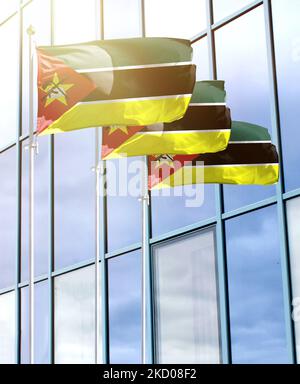 Mâts de drapeaux avec le drapeau du Mozambique devant le centre d'affaires Banque D'Images