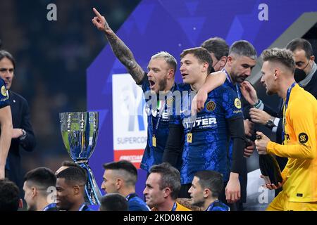 Federico DiMarco du FC Internazionale et Nicolo' Barella du FC Internazionale célèbrent la victoire lors du match final de la Supercup italienne entre le FC Internazionale et le Juventus FC au Stadio Giuseppe Meazza, Milan, Italie, le 12 janvier 2022. (Photo de Giuseppe Maffia/NurPhoto) Banque D'Images