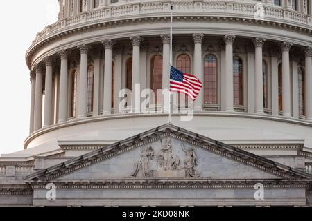 Le drapeau sur le front est du Capitole des États-Unis vole à la moitié du personnel en l'honneur de l'ancien sénateur Harry Reid, alors qu'il se trouve dans l'État dans la rotonde. Reid était un démocrate du Nevada qui a servi à la Chambre des représentants de 1983 à 1987. Il a été sénateur de 1987 à 2017, et a également été chef de la majorité au Sénat et chef de la minorité de 2005 à 2017. (Photo d'Allison Bailey/NurPhoto) Banque D'Images