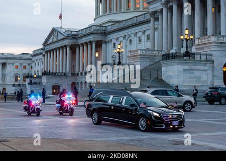 La police du Capitole et la police métropolitaine de DC escortent la corbillard transportant les restes de l'ancien sénateur Harry Reid hors du Capitole après avoir été couché dans l'État dans la rotonde. Reid était un démocrate du Nevada qui a servi à la Chambre des représentants de 1983 à 1987. Il a été sénateur de 1987 à 2017, et a également été chef de la majorité au Sénat et chef de la minorité de 2005 à 2017. (Photo d'Allison Bailey/NurPhoto) Banque D'Images