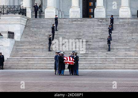 Un garde d'honneur militaire transporte les restes de Harry Reid hors du Capitole, après avoir été couché dans l'État dans la rotonde. Un garde d'honneur de la police du Capitole salue sur les marches du centre de l'avant est. Reid était un démocrate du Nevada qui a servi à la Chambre des représentants de 1983 à 1987. Il a été sénateur de 1987 à 2017, et a également été chef de la majorité au Sénat et chef de la minorité de 2005 à 2017. (Photo d'Allison Bailey/NurPhoto) Banque D'Images