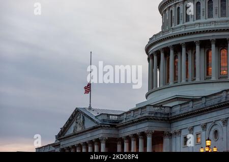 Le drapeau sur le front est du Capitole des États-Unis vole à moitié en l'honneur de l'ancien sénateur Harry Reid, après le départ de ses restes du Capitole. Reid était un démocrate du Nevada qui a servi à la Chambre des représentants de 1983 à 1987. Il a été sénateur de 1987 à 2017, et a également été chef de la majorité au Sénat et chef de la minorité de 2005 à 2017. (Photo d'Allison Bailey/NurPhoto) Banque D'Images