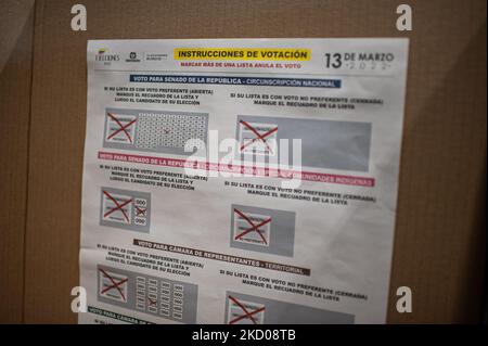 De nouveaux postes de vote pour les élections de la Colombie 2022 sont vus avec un manuel d'instruction pour remplir correctement les bulletins de vote pendant le tirage au sort électoral pour le Congrès, le Sénat et la Chambre des représentants bulletins de vote positions des élections colombiennes de 2022, à Bogota, Colombie sur 12 janvier, 2022 dans un événement organisé par le Conseil électoral national (CNE) et le Registre civil national (Registraduria Nacional del Estado civil). (Photo par Sebastian Barros/NurPhoto) Banque D'Images