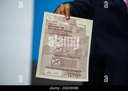 Un membre du Registre civil national de la Colombie montre aux médias le vote final après le tirage au sort de la Chambre des représentants de Cundinamarca lors du tirage au sort pour le Congrès, le Sénat et la Chambre des représentants vote positions des élections colombiennes de 2022, à Bogota, Colombie sur 12 janvier, 2022 dans un événement organisé par le Conseil électoral national (CNE) et le Registre civil national (Registraduria Nacional del Estado civil). (Photo par Sebastian Barros/NurPhoto) Banque D'Images