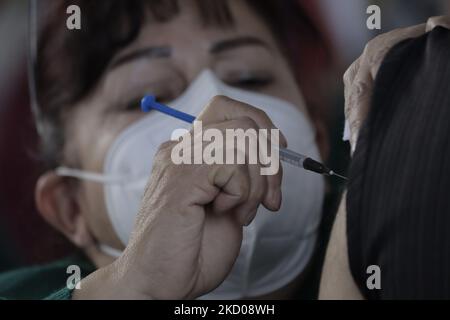 Le personnel médical inocule les enseignants avec le vaccin Moderna (booster) contre le COVID-19 dans les locaux de l'Instituto Tecnológico y de Estudios Superiores de Monterrey, pendant l'urgence sanitaire et le feu vert de circulation épidémiologique dans la capitale. (Photo de Gerardo Vieyra/NurPhoto) Banque D'Images