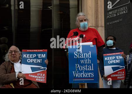 Dennis O’Neil, un employé retraité du Service postal des États-Unis de New York, prend la parole lors d’une manifestation à l’extérieur du siège de l’USPS à Washington, D.C., sur 12 janvier 2022 pour exhorter le Conseil des gouverneurs des postes à retirer le maître de poste Louis Dejoy, Affirmant que ses actions à l'agence nuisent au pays et entravent la capacité d'organiser des élections libres et équitables (photo de Bryan Olin Dozier/NurPhoto) Banque D'Images