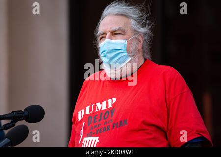 Dennis O’Neil, un employé retraité du Service postal des États-Unis de New York, prend la parole lors d’une manifestation à l’extérieur du siège de l’USPS à Washington, D.C., sur 12 janvier 2022 pour exhorter le Conseil des gouverneurs des postes à retirer le maître de poste Louis Dejoy, Affirmant que ses actions à l'agence nuisent au pays et entravent la capacité d'organiser des élections libres et équitables (photo de Bryan Olin Dozier/NurPhoto) Banque D'Images