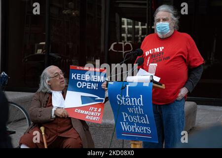 Dennis O’Neil, un employé retraité du Service postal des États-Unis de New York, prend la parole lors d’une manifestation à l’extérieur du siège de l’USPS à Washington, D.C., sur 12 janvier 2022 pour exhorter le Conseil des gouverneurs des postes à retirer le maître de poste Louis Dejoy, Affirmant que ses actions à l'agence nuisent au pays et entravent la capacité d'organiser des élections libres et équitables (photo de Bryan Olin Dozier/NurPhoto) Banque D'Images