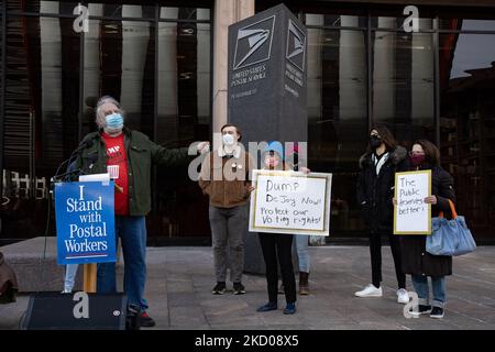 Dennis O’Neil, un employé retraité du Service postal des États-Unis de New York, prend la parole lors d’une manifestation à l’extérieur du siège de l’USPS à Washington, D.C., sur 12 janvier 2022 pour exhorter le Conseil des gouverneurs des postes à retirer le maître de poste Louis Dejoy, Affirmant que ses actions à l'agence nuisent au pays et entravent la capacité d'organiser des élections libres et équitables (photo de Bryan Olin Dozier/NurPhoto) Banque D'Images