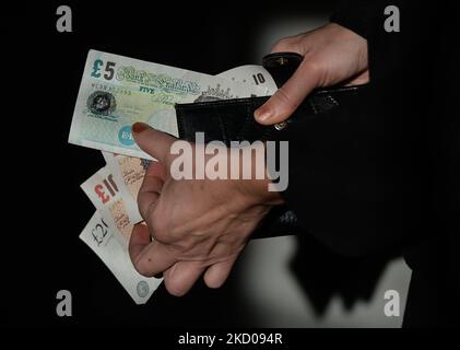 Dans cette illustration, un nitizen détient les billets en livres sterling. Mercredi, 12 janvier 2021, à Edmonton, en Alberta, Canada. (Photo par Artur Widak/NurPhoto) Banque D'Images