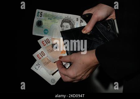 Dans cette illustration, un nitizen détient les billets en livres sterling. Mercredi, 12 janvier 2021, à Edmonton, en Alberta, Canada. (Photo par Artur Widak/NurPhoto) Banque D'Images