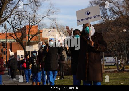Les infirmières travaillant à l'hôpital universitaire Howard de Washington, D.C. se rallient pour des conditions de personnel plus sûres sur 13 janvier 2022, alors que la pandémie continue de surcharger les hôpitaux et les travailleurs de la santé (photo de Bryan Olin Dozier/NurPhoto) Banque D'Images