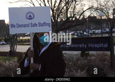 Les infirmières travaillant à l'hôpital universitaire Howard de Washington, D.C. se rallient pour des conditions de personnel plus sûres sur 13 janvier 2022, alors que la pandémie continue de surcharger les hôpitaux et les travailleurs de la santé (photo de Bryan Olin Dozier/NurPhoto) Banque D'Images