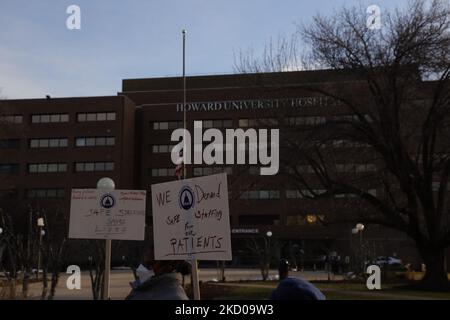 Les infirmières travaillant à l'hôpital universitaire Howard de Washington, D.C. se rallient pour des conditions de personnel plus sûres sur 13 janvier 2022, alors que la pandémie continue de surcharger les hôpitaux et les travailleurs de la santé (photo de Bryan Olin Dozier/NurPhoto) Banque D'Images