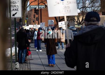 Les infirmières travaillant à l'hôpital universitaire Howard de Washington, D.C. se rallient pour des conditions de personnel plus sûres sur 13 janvier 2022, alors que la pandémie continue de surcharger les hôpitaux et les travailleurs de la santé (photo de Bryan Olin Dozier/NurPhoto) Banque D'Images