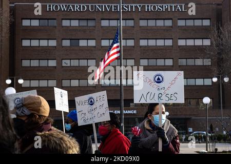 Les infirmières travaillant à l'hôpital universitaire Howard de Washington, D.C. se rallient pour des conditions de personnel plus sûres sur 13 janvier 2022, alors que la pandémie continue de surcharger les hôpitaux et les travailleurs de la santé (photo de Bryan Olin Dozier/NurPhoto) Banque D'Images