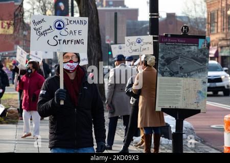Les infirmières travaillant à l'hôpital universitaire Howard de Washington, D.C. se rallient pour des conditions de personnel plus sûres sur 13 janvier 2022, alors que la pandémie continue de surcharger les hôpitaux et les travailleurs de la santé (photo de Bryan Olin Dozier/NurPhoto) Banque D'Images