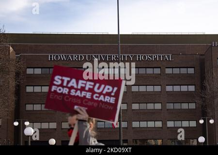 Les infirmières travaillant à l'hôpital universitaire Howard de Washington, D.C. se rallient pour des conditions de personnel plus sûres sur 13 janvier 2022, alors que la pandémie continue de surcharger les hôpitaux et les travailleurs de la santé (photo de Bryan Olin Dozier/NurPhoto) Banque D'Images