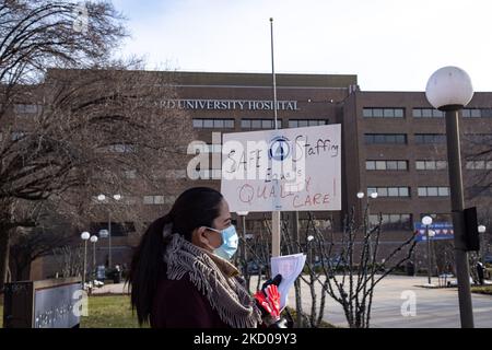 Les infirmières travaillant à l'hôpital universitaire Howard de Washington, D.C. se rallient pour des conditions de personnel plus sûres sur 13 janvier 2022, alors que la pandémie continue de surcharger les hôpitaux et les travailleurs de la santé (photo de Bryan Olin Dozier/NurPhoto) Banque D'Images