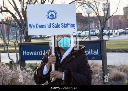 Les infirmières travaillant à l'hôpital universitaire Howard de Washington, D.C. se rallient pour des conditions de personnel plus sûres sur 13 janvier 2022, alors que la pandémie continue de surcharger les hôpitaux et les travailleurs de la santé (photo de Bryan Olin Dozier/NurPhoto) Banque D'Images