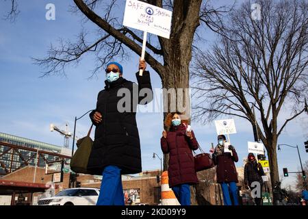 Les infirmières travaillant à l'hôpital universitaire Howard de Washington, D.C. se rallient pour des conditions de personnel plus sûres sur 13 janvier 2022, alors que la pandémie continue de surcharger les hôpitaux et les travailleurs de la santé (photo de Bryan Olin Dozier/NurPhoto) Banque D'Images