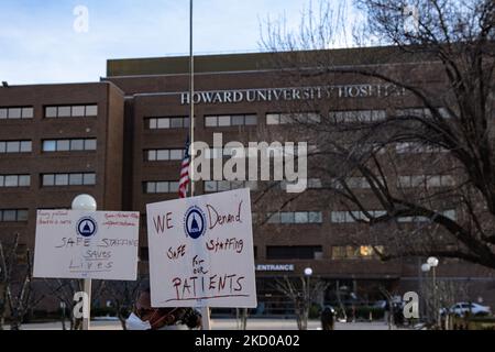 Les infirmières travaillant à l'hôpital universitaire Howard de Washington, D.C. se rallient pour des conditions de personnel plus sûres sur 13 janvier 2022, alors que la pandémie continue de surcharger les hôpitaux et les travailleurs de la santé (photo de Bryan Olin Dozier/NurPhoto) Banque D'Images
