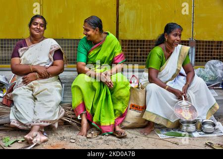 Les femmes hindoues attendent le signal de commencer à cuisiner le pongala le long du bord de la route pendant le festival Attukal Pongala Mahotsavam dans la ville de Thiruvananthapuram (Trivandrum), Kerala, en Inde, sur 19 février 2019. Le festival Attukal Pongala Mahotsavam est célébré chaque année par des millions de femmes hindoues. Au cours de ce festival, les femmes préparent le Pongala (riz cuisiné avec des jaggery, du ghee, de la noix de coco ainsi que d'autres ingrédients) à l'ouverture dans de petits pots pour plaire à la déesse Kannaki. Pongala (qui signifie littéralement faire bouillir) est une offrande ritualiste d'un plat sucré, composé de porridge de riz, mol brun doux Banque D'Images