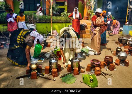 Des femmes hindoues cuisant du pongala lors du festival Attukal Pongala Mahotsavam dans la ville de Thiruvananthapuram (Trivandrum), Kerala, Inde, on 19 février 2019. Le festival Attukal Pongala Mahotsavam est célébré chaque année par des millions de femmes hindoues. Au cours de ce festival, les femmes préparent le Pongala (riz cuisiné avec des jaggery, du ghee, de la noix de coco ainsi que d'autres ingrédients) à l'ouverture dans de petits pots pour plaire à la déesse Kannaki. Il est fait comme une offrande à la déesse Attukal Devi (populairement connue sous le nom d'Attukal Amma) qui est censée accomplir les désirs de ses dévotés et fournir la prospérité. (Photo par Creative Banque D'Images