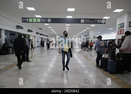 Vue à l'intérieur du terminal 1 de l'aéroport international de Mexico pendant l'urgence sanitaire et le feu vert de circulation épidémiologique dans la capitale. (Photo de Gerardo Vieyra/NurPhoto) Banque D'Images