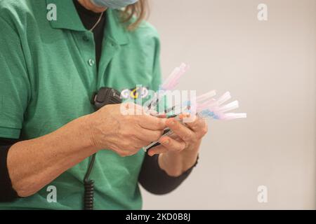 Le travailleur de la santé publique de GGD détient une série de vaccins Moderna Spikemax mRNA Covid-19 dans la zone spéciale du méga centre de vaccination d'Eindhoven. Les injections sont administrées comme une injection de rappel. La troisième dose de rappel est disponible pour tous aux pays-Bas en plus du confinement alors que la nation combat les épidémies de la nouvelle mutation du coronavirus de la variante omicron de la pandémie. Eindhoven, pays-Bas sur 7 janvier 2022 (photo de Nicolas Economou/NurPhoto) Banque D'Images