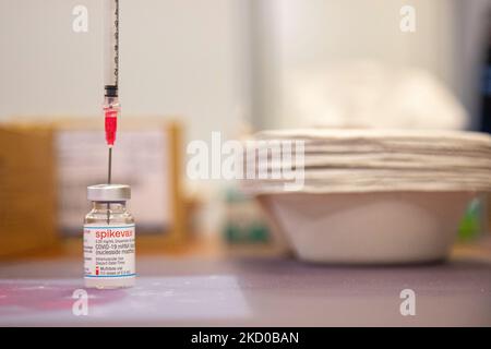 Gros plan sur un flacon avec une aiguille et l'inscription booster. Le professionnel de la santé publique de GGD prépare les vaccins Moderna Spikemax mRNA Covid-19 en les tirant du flacon en verre à des doses individuelles dans les seringues dans la zone spéciale du méga centre de vaccination d'Eindhoven. Les injections sont administrées comme une injection de rappel. La troisième dose de rappel est disponible pour tous aux pays-Bas en plus du confinement alors que la nation combat les épidémies de la nouvelle mutation du coronavirus de la variante omicron de la pandémie. Eindhoven, pays-Bas sur 7 janvier 2022 (photo de Nicolas Economou/N. Banque D'Images