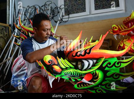 Un artisan fabricant de costumes de danse lion et dragon travaille sur sa création avant la célébration du nouvel an lunaire chinois, l'année du tigre à Bogor sur 14 janvier 2022. (Photo par Adriana Adie/NurPhoto) Banque D'Images