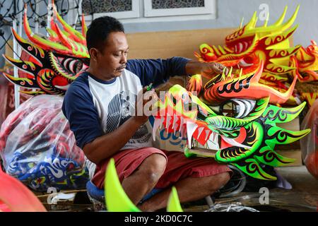 Un artisan fabricant de costumes de danse lion et dragon travaille sur sa création avant la célébration du nouvel an lunaire chinois, l'année du tigre à Bogor sur 14 janvier 2022. (Photo par Adriana Adie/NurPhoto) Banque D'Images
