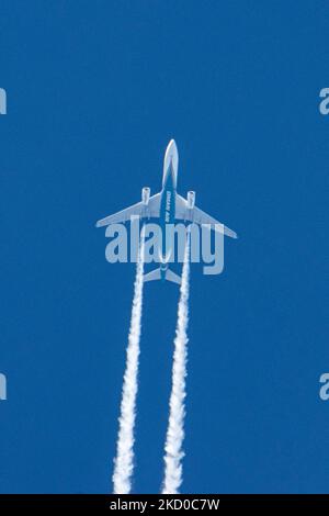 Oman Air Airbus A330 gros-corps vu voler à 40,000 pieds de la ville néerlandaise d'Eindhoven lors d'une journée de ciel bleu clair. La compagnie aérienne est le transporteur national du Sultanat d'Oman, un pays situé sur la côte sud-est de la péninsule arabique. L'inscription DU logo OMAN AIR sur le ventre du fuselage bleu du survoler est visible. L'avion survolant se déplace de la capitale Muscat à Londres et laisse derrière lui un sentier de condensation à vapeur blanche connu sous le nom de contrail. L'industrie de l'aviation et le trafic de passagers sont en phase avec le coronavirus PA Covid-19 Banque D'Images