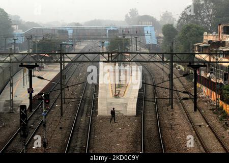 Un homme traverse des voies de chemin de fer dans une matinée d'hiver brumeuse à la gare du pont Shivaji à New Delhi, en Inde, sur 14 janvier 2022. (Photo de Mayank Makhija/NurPhoto) Banque D'Images