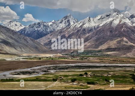 Village de Padum situé en hauteur dans l'Himalaya à Zanskar, Ladakh, Inde. Padum se trouve à une altitude de 3 657 mètres (11 998 pieds) et est largement habité par des personnes d'origine tibétaine qui suivent le bouddhisme tibétain. (Photo de Creative Touch Imaging Ltd./NurPhoto) Banque D'Images
