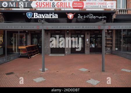 Restaurant fermé à Eindhoven pendant le confinement. Les pays-Bas ont en partie renforcé les mesures de confinement à partir du 15 janvier, après le confinement de 4 semaines, avec l'ouverture de tous les magasins non essentiels avec des heures de travail limitées, des universités, des coiffeurs et des gymnases, ainsi qu'une capacité réduite, mais les cafés, bars et restaurants resteront fermés jusqu'au 25 janvier. une action contre laquelle de nombreux propriétaires de magasins sont opposés. La vie quotidienne à Eindhoven tandis que les gens marchent dans le quartier commercial du centre ou attendent en file d'attente pour recevoir des produits des magasins par la méthode de clic et de collecte. Magasins et boutiques a Banque D'Images