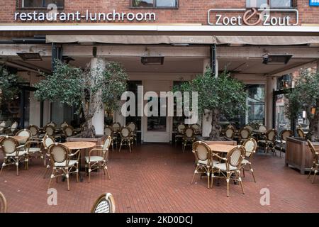Restaurant fermé à Eindhoven pendant le confinement. Les pays-Bas ont en partie renforcé les mesures de confinement à partir du 15 janvier, après le confinement de 4 semaines, avec l'ouverture de tous les magasins non essentiels avec des heures de travail limitées, des universités, des coiffeurs et des gymnases, ainsi qu'une capacité réduite, mais les cafés, bars et restaurants resteront fermés jusqu'au 25 janvier. une action contre laquelle de nombreux propriétaires de magasins sont opposés. La vie quotidienne à Eindhoven tandis que les gens marchent dans le quartier commercial du centre ou attendent en file d'attente pour recevoir des produits des magasins par la méthode de clic et de collecte. Magasins et boutiques a Banque D'Images