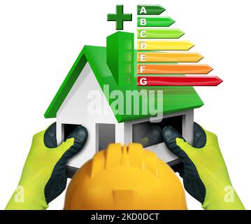 Travailleur de la construction avec gants de travail de protection et casque de sécurité orange, tenant une petite maison modèle avec le tableau de performance énergétique. Isolé sur blanc Banque D'Images