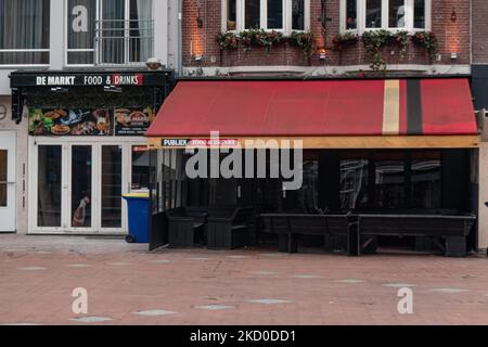 Restaurant fermé à Eindhoven pendant le confinement. Les pays-Bas ont en partie renforcé les mesures de confinement à partir du 15 janvier, après le confinement de 4 semaines, avec l'ouverture de tous les magasins non essentiels avec des heures de travail limitées, des universités, des coiffeurs et des gymnases, ainsi qu'une capacité réduite, mais les cafés, bars et restaurants resteront fermés jusqu'au 25 janvier. une action contre laquelle de nombreux propriétaires de magasins sont opposés. La vie quotidienne à Eindhoven tandis que les gens marchent dans le quartier commercial du centre ou attendent en file d'attente pour recevoir des produits des magasins par la méthode de clic et de collecte. Magasins et boutiques a Banque D'Images
