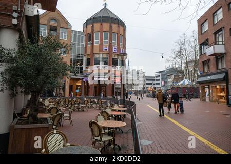 Restaurant fermé à Eindhoven pendant le confinement. Les pays-Bas ont en partie renforcé les mesures de confinement à partir du 15 janvier, après le confinement de 4 semaines, avec l'ouverture de tous les magasins non essentiels avec des heures de travail limitées, des universités, des coiffeurs et des gymnases, ainsi qu'une capacité réduite, mais les cafés, bars et restaurants resteront fermés jusqu'au 25 janvier. une action contre laquelle de nombreux propriétaires de magasins sont opposés. La vie quotidienne à Eindhoven tandis que les gens marchent dans le quartier commercial du centre ou attendent en file d'attente pour recevoir des produits des magasins par la méthode de clic et de collecte. Magasins et boutiques a Banque D'Images
