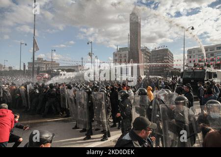 La police anti-émeute a pompier du canon à eau sur les manifestants pour tenter des disperser, lors d'une manifestation organisée à l'occasion du 11th anniversaire de la chute du président tunisien Zine El Abidine Ben Ali, dans le cadre d'un déploiement important des forces de sécurité, sur l'avenue Habib Bourguiba à Tunis, en Tunisie, Sur 14 janvier 2022, pour protester contre la prise de pouvoir du président Kais Saied. Sur 25 juillet 2021, Kais Saied a renvoyé le chef du gouvernement et suspendu les activités du Parlement. Depuis 22 septembre 2021, le Kais a adopté des règles par décrets et pris des mesures exceptionnelles pour l'exercice du pouvoir législatif et exécutif Banque D'Images